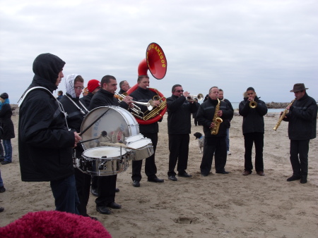 forum citoyen de frontignan, le bain de l'année 2010 avec la fanfare los amigos